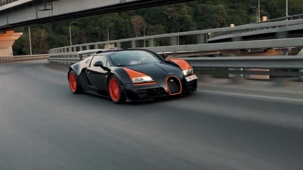 Bugatti Veyron Grand Sport Vitesse Wrc Edition 1Von8 — Stockvideo