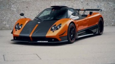 Pagani Zonda Cinque Coupe vs Roadster