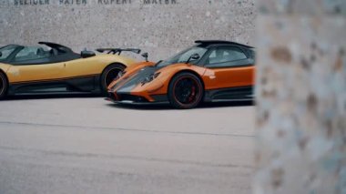 Pagani Zonda Cinque Coupe vs Roadster