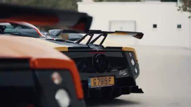 Pagani Zonda Cinque Coupe vs Roadster