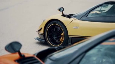 Pagani Zonda Cinque Coupe vs Roadster