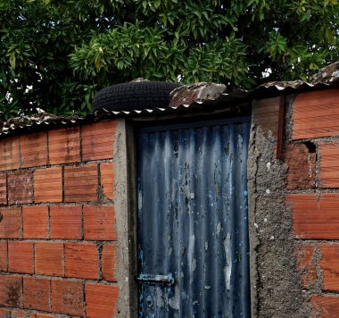 Pencereli eski tuğla duvar