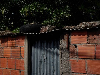 Pencereli eski tuğla ev