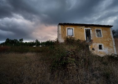 Terk edilmiş bir dağ evi.