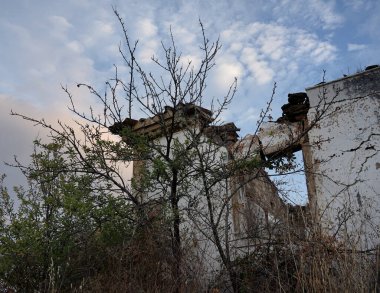 harap pencereli terk edilmiş bina