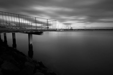 Denizin üzerinde güzel bir gün batımı