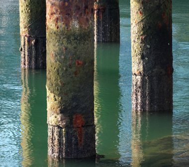 Deniz zemininde eski paslı metal boru.