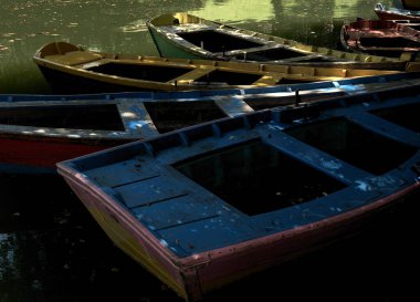 İtalya 'da göldeki tekneler