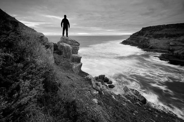 Mann Sitzt Auf Felsen Schwarz Weiß — Stockfoto