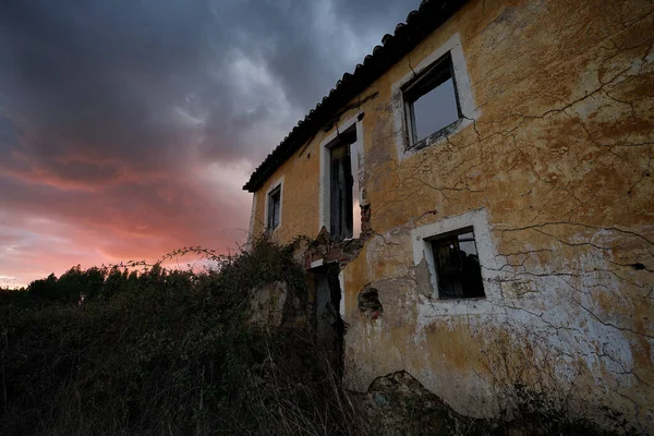 Velha Casa Abandonada Cidade — Fotografia de Stock