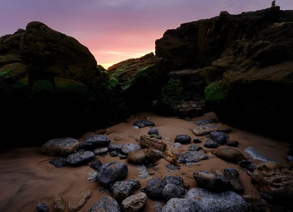 Gün Batımında Sahilde Kayaların Dikey Görüntüsü — Stok fotoğraf