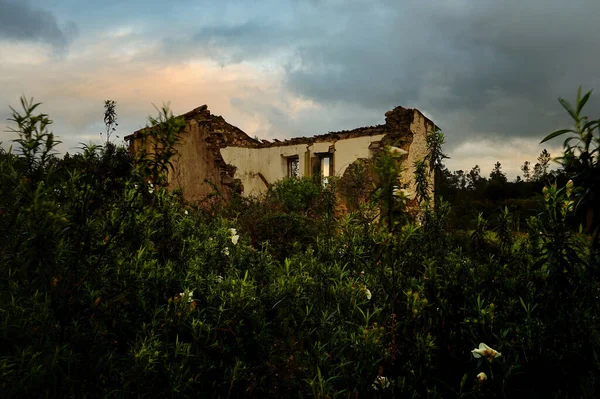 Casa Abandonada Uma Colina Com Céu Nublado — Fotografia de Stock
