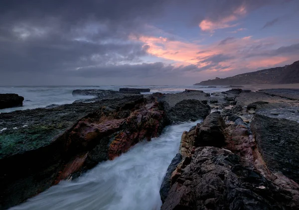 Solnedgång Vid Havets Kust Vågorna Bryter Havet — Stockfoto