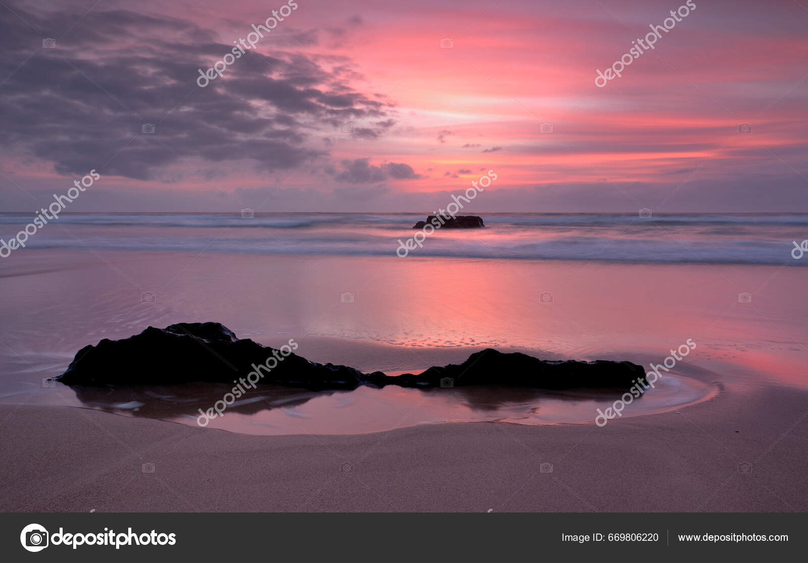 Belo Nascer Sol Sobre Mar — Foto © nmaia #669806220, image size:1600x1115