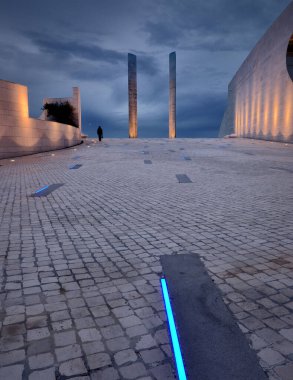 Geceleyin şehrin kalıntıları işlek idi.