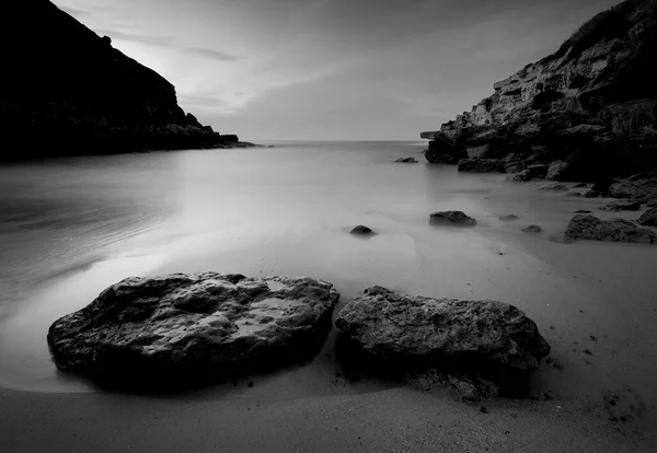 Vertical Shot Beautiful Rocky Beach White Sea Gloomy Background — Stock Photo, Image