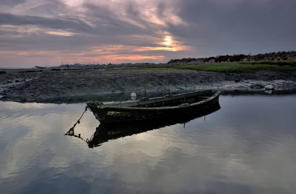 Sahilde Bir Balıkçı Teknesi — Stok fotoğraf