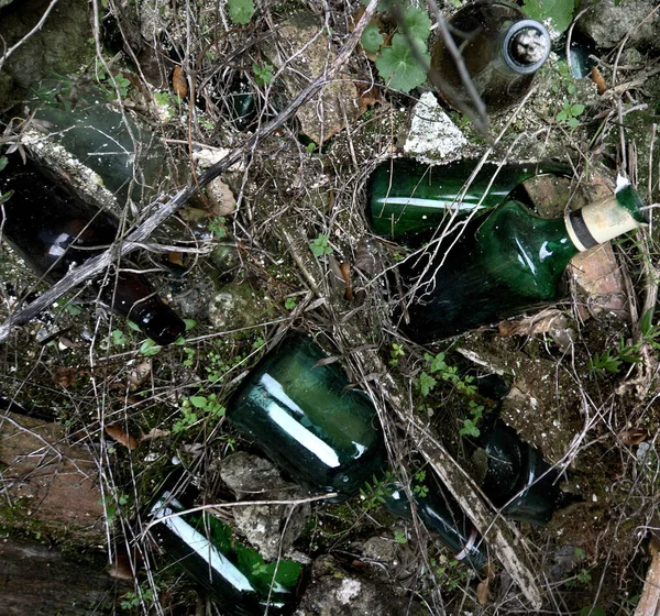 地上的旧玻璃瓶 — 图库照片