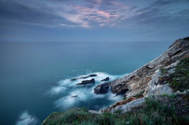 Büyük bir dalgası ve denizi olan güzel bir manzara.