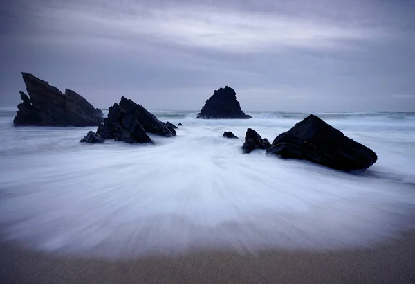 Una Bella Foto Una Spiaggia Una Serata Nebbiosa — Foto Stock