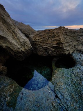 Dağlardaki nehrin güzel manzarası