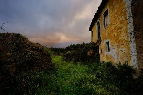 Uma Casa Rural Dia Nublado — Fotografia de Stock