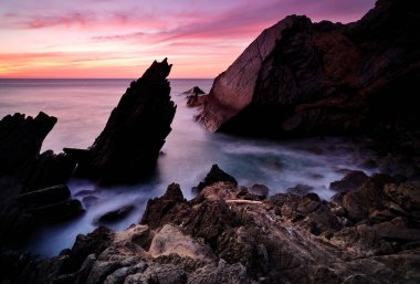 Gün batımında güzel deniz manzarası, doğanın bileşimi, Cascais, Portekiz