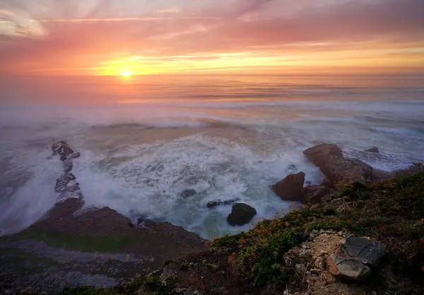 ポルトガルのシントラの海岸の海の上の夕日 ストック画像