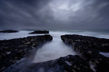Refgio das rochas sob o cu cinzento