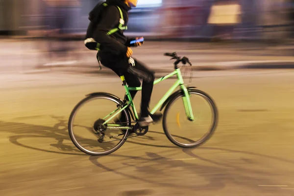 Gece Bir Bisiklet Sürücüsünün Kasıtlı Hareket Bulanıklığı Efektiyle Çekilmiş Bir — Stok fotoğraf