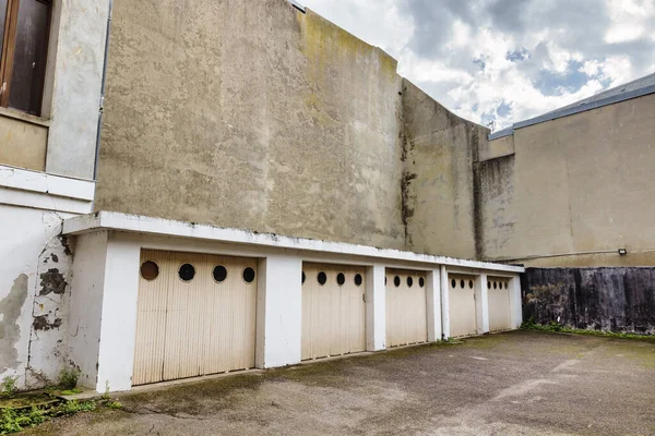 Binnenplaats Met Oude Garages Omgeven Door Vervallen Gebouwen — Stockfoto