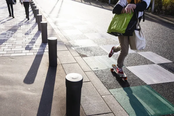 Jongeman Met Boodschappentassen Een Skateboard Onderweg Een Stadsstraat — Stockfoto
