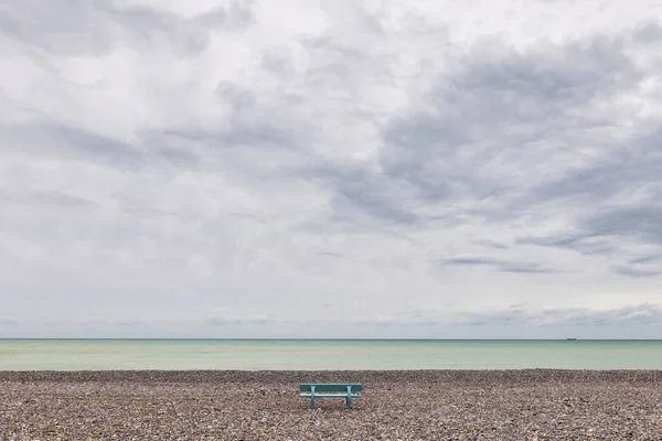 法国Le Treport石滩上的长椅 天空阴沉沉的 — 图库照片