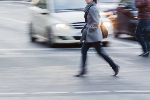 Picture Motion Blur Woman Who Crosses Street City Waiting Cars — Fotografia de Stock