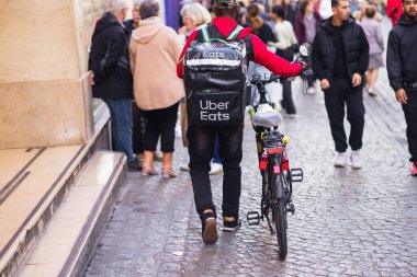 Rouen, Fransa - 01 Ekim 2022: Meşgul Rouen şehrinde Uber Eats kuryesi. Uber Eats, 2021 itibariyle 45 ülkede 6000 'den fazla şehirde faaliyet gösteren çevrimiçi bir gıda toplama platformudur.