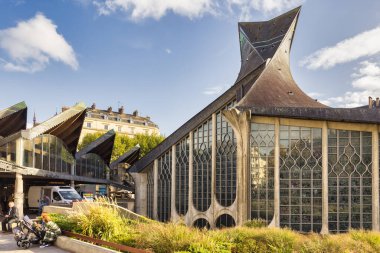 Rouen, Fransa - 01 Ekim 2022: Rouen 'deki Saint Joan of Arc' ın modern kilisesi. Louis Arretche tarafından tasarlandı ve 1979 yılında antik pazar meydanının merkezinde tamamlandı.