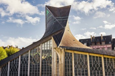 Rouen, Fransa - 01 Ekim 2022: Rouen 'deki Saint Joan of Arc' ın modern kilisesi. Louis Arretche tarafından tasarlandı ve 1979 yılında antik pazar meydanının merkezinde tamamlandı.