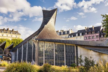 Rouen, Fransa - 01 Ekim 2022: Rouen 'deki Saint Joan of Arc' ın modern kilisesi. Louis Arretche tarafından tasarlandı ve 1979 yılında antik pazar meydanının merkezinde tamamlandı.