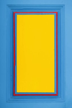 Eski ve renkli ahşap bir kapının kaseti.