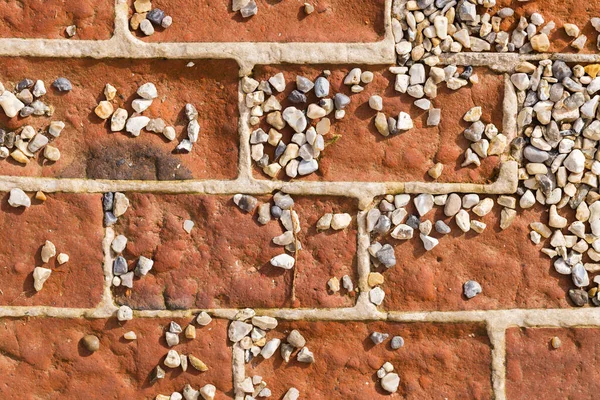 砖铺面地面的背景纹理 带有孤立的卵石 — 图库照片