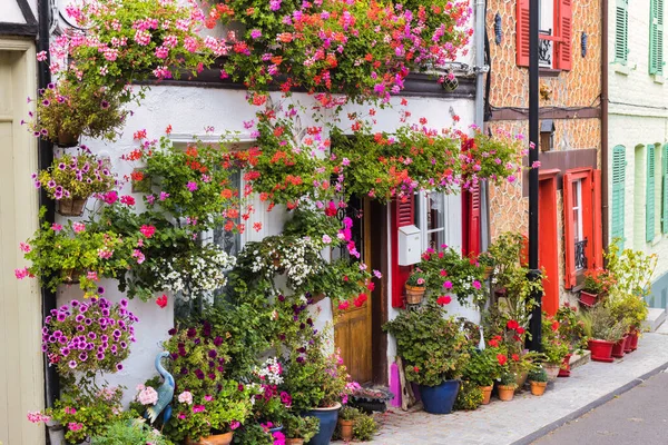 フランス ピカルディのサン ヴァレリー シュル ソンメのカラフルな花の装飾が施されたタウンハウスの風景 — ストック写真