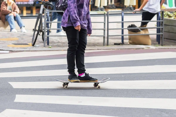 Bild Eines Nicht Wiedererkennbaren Jungen Menschen Mit Einem Skateboard Auf — Stockfoto