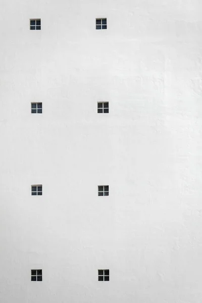 Διακοσμητικό Λευκό Τοίχο Δύο Σειρές Από Μικροσκοπικά Παράθυρα — Φωτογραφία Αρχείου