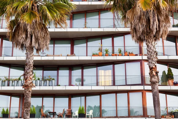前面有阳台和棕榈树的旅馆的立面 — 图库照片