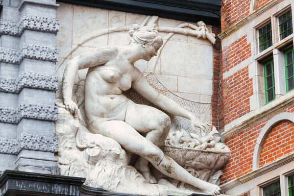 比利时根特一座古老建筑中的一位妇女的历史性雕塑 — 图库照片