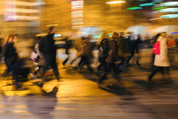 Abstrakcyjny Niewyraźny Obraz Tłumów Dojeżdżających Pracy Spacerujących Nocą Ulicą Miejską — Zdjęcie stockowe