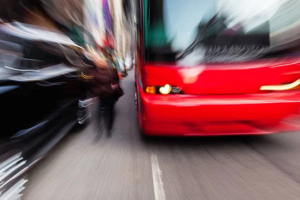 Abstraktní Snímek Fotoaparátem Rozmazaným Efektem Přiblížení Městské Pouliční Scény Autobusem — Stock fotografie