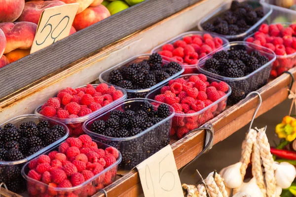 Picture Display Market Stall Blackberries Raspberries — Stock Photo, Image