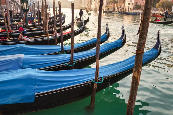 Foto Gôndolas Tradicionais Uma Fileira Grande Canal Veneza Itália — Fotografia de Stock