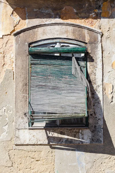 Lizbon Portekiz Çürümüş Bir Evin Camında Yaşlı Yıpranmış — Stok fotoğraf